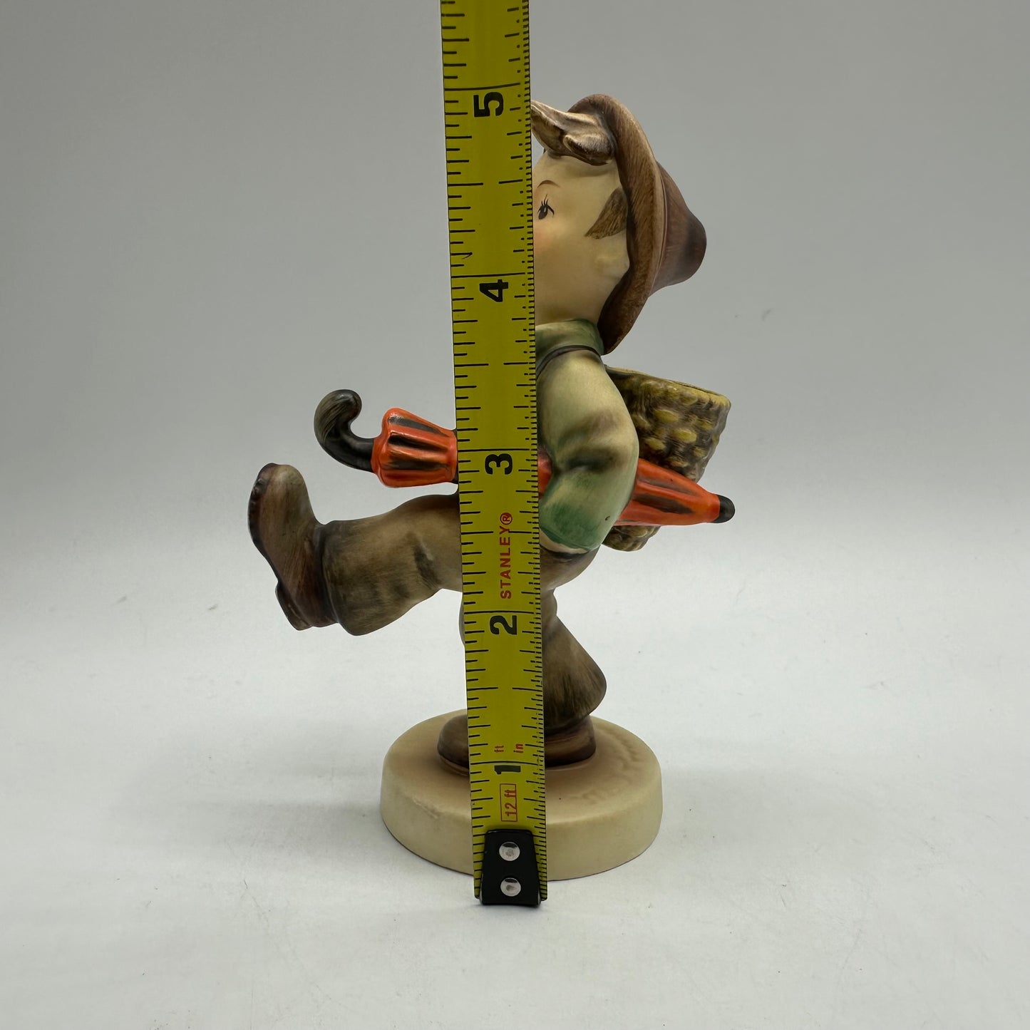 Goebel Hummel Figurine "Globe Trotter" TMK-2 Full Bee