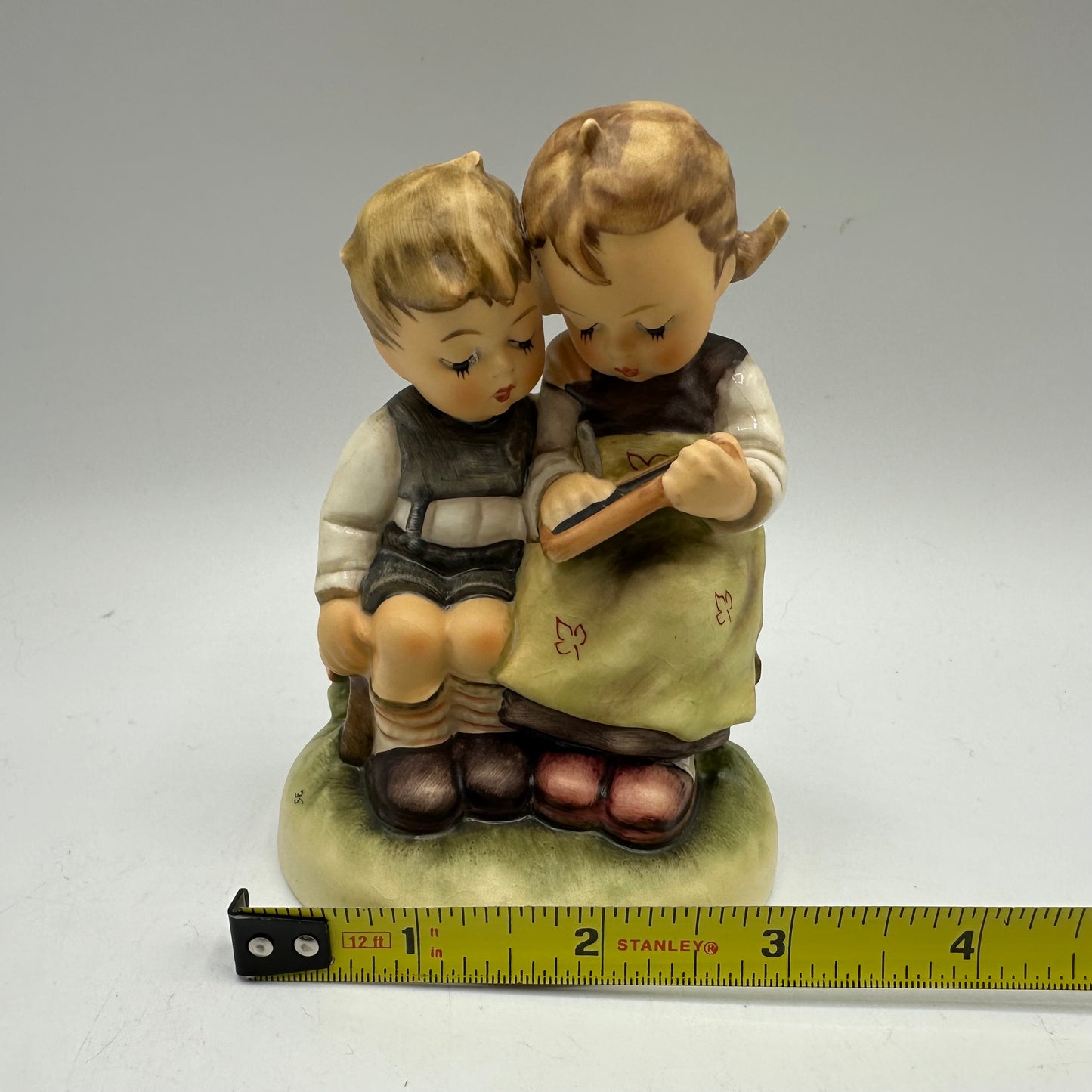 Goebel Hummel Figurine "Smart Little Sister" TMK-5