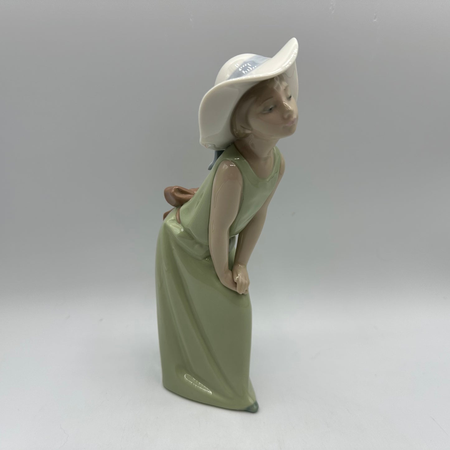 Lladro Porcelain Figurine Curious Girl  #5009 Retired