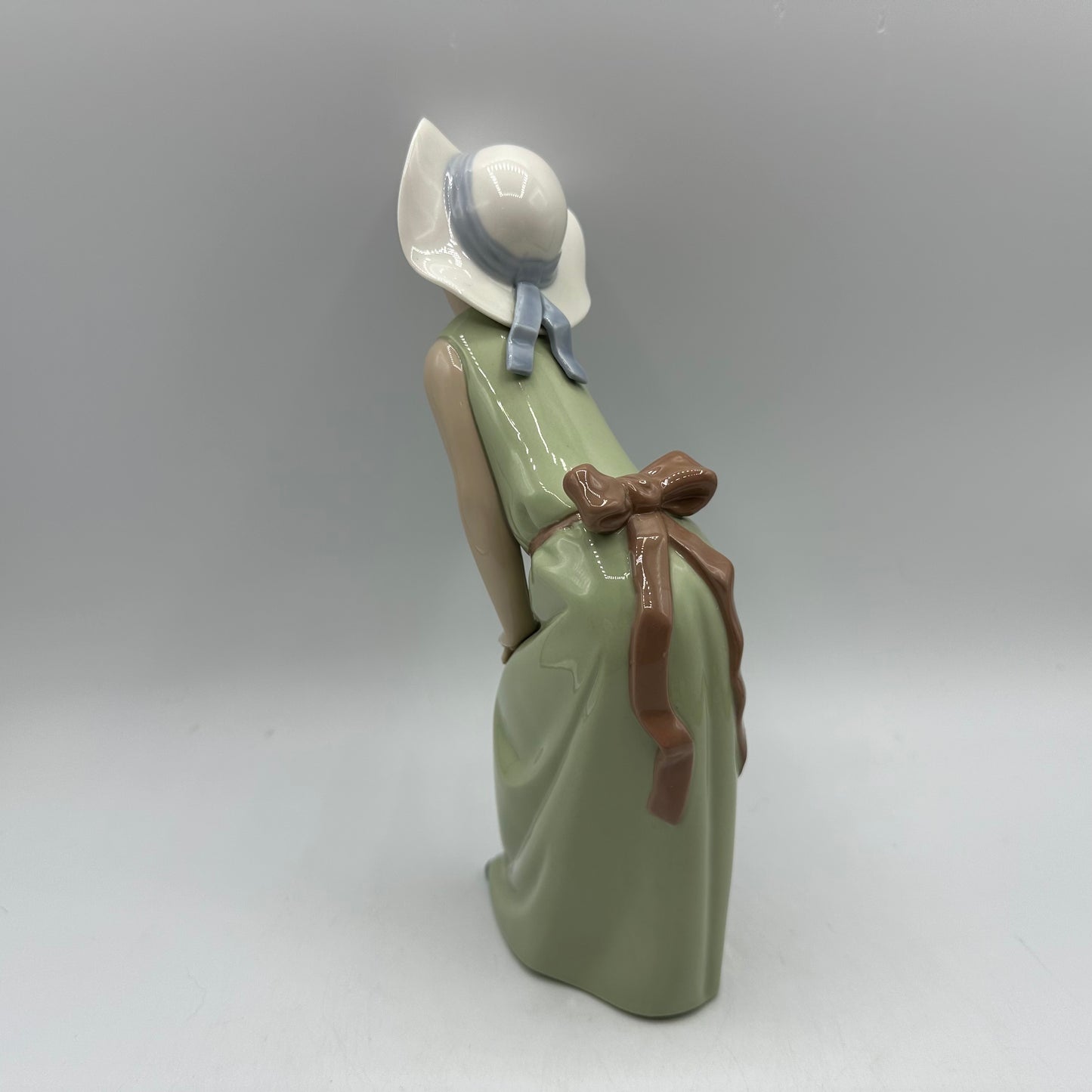 Lladro Porcelain Figurine Curious Girl  #5009 Retired