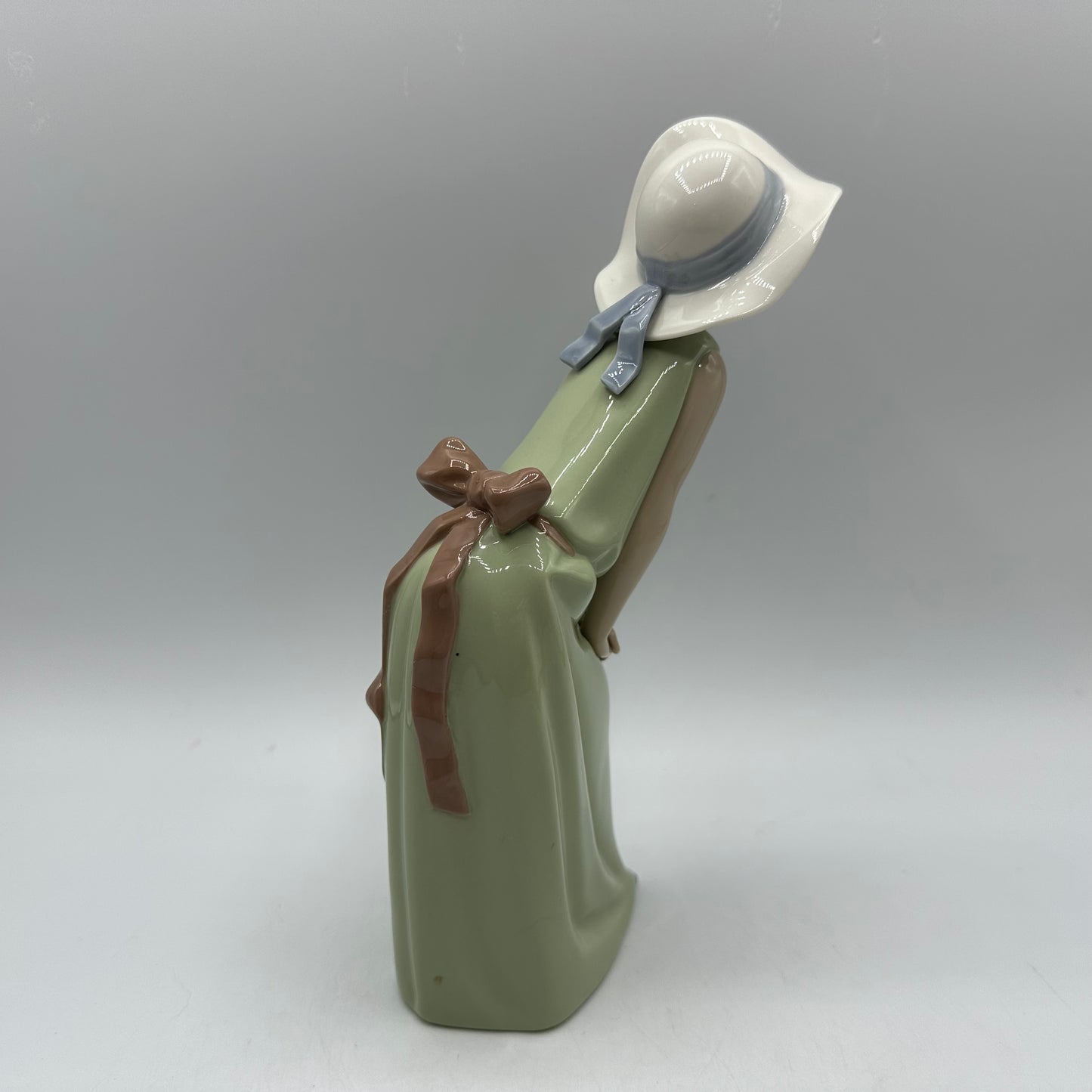 Lladro Porcelain Figurine Curious Girl  #5009 Retired