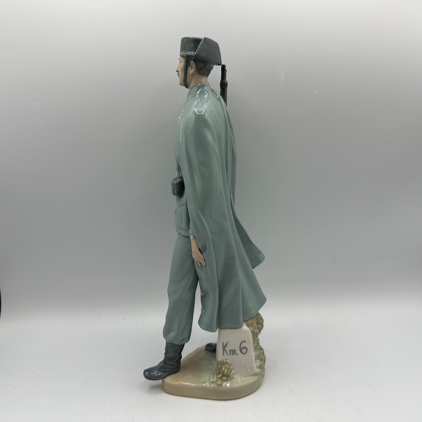 Lladro Porcelain Figurine Spanish Policeman #4889 Retired