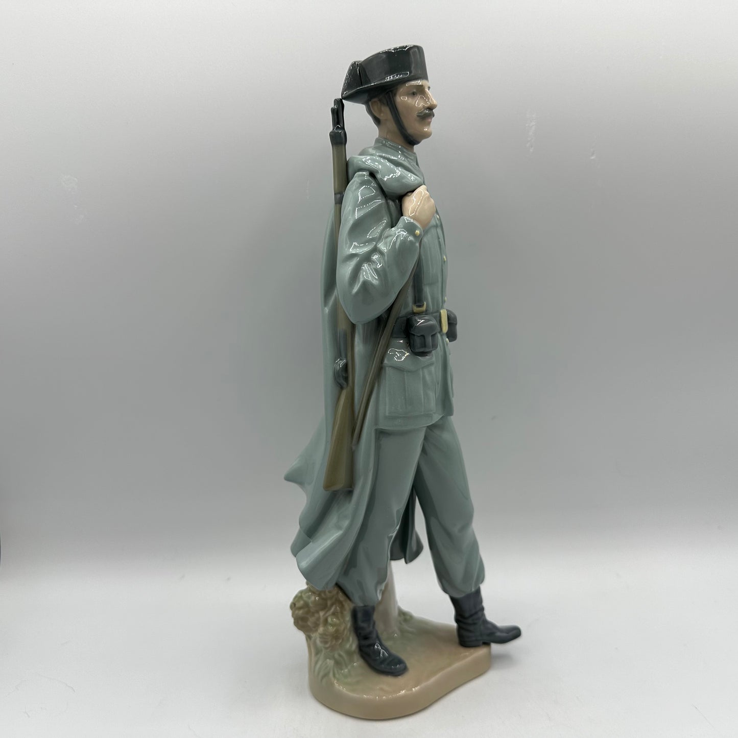 Lladro Porcelain Figurine Spanish Policeman #4889 Retired