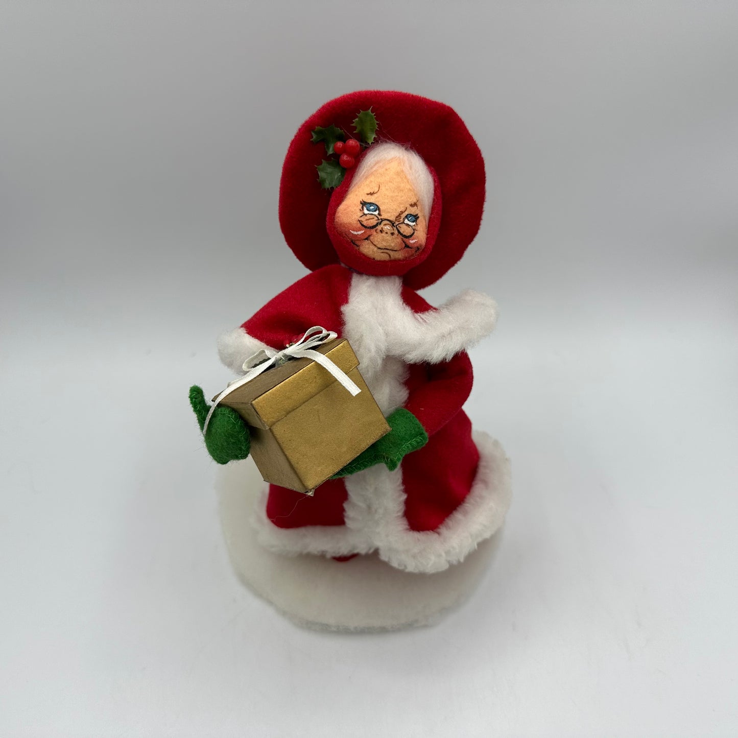 Annalee Mobilitee Dolls Shopping Mrs. Santa 1997