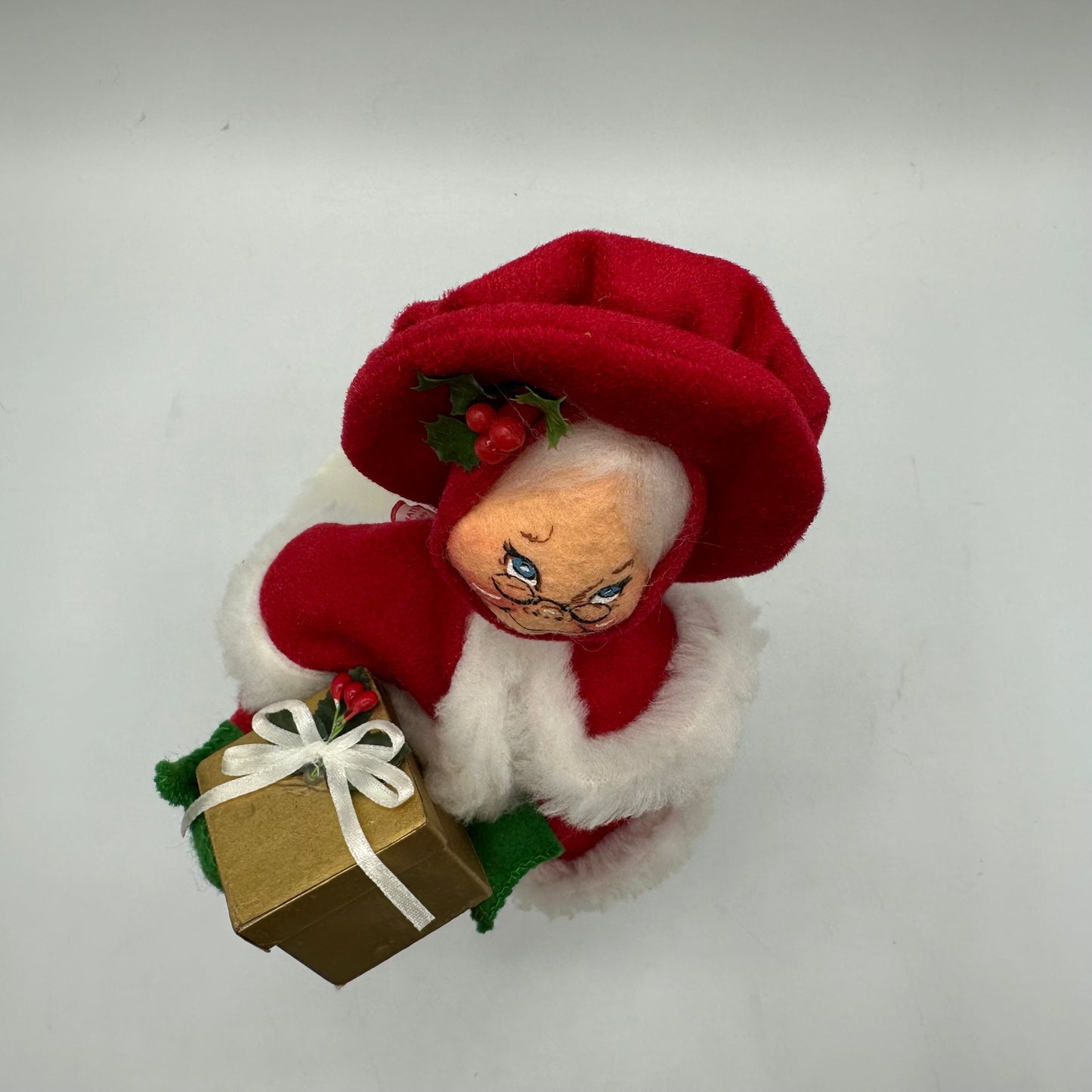 Annalee Mobilitee Dolls Shopping Mrs. Santa 1997