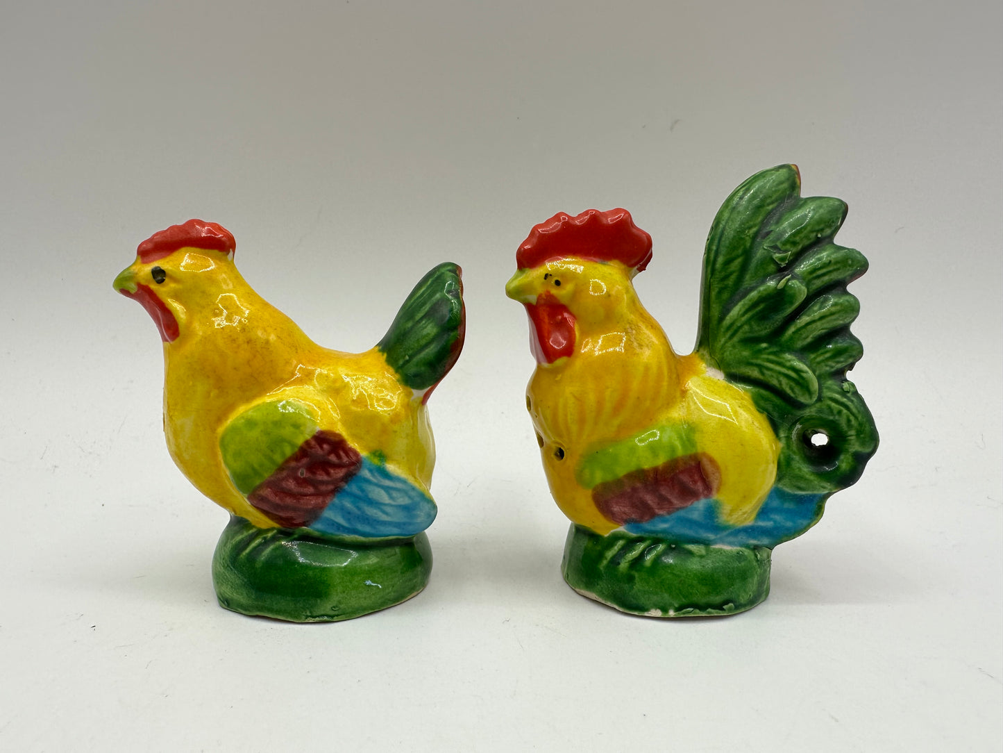 Decorative Rooster/Chicken Salt and Pepper Set With Holder