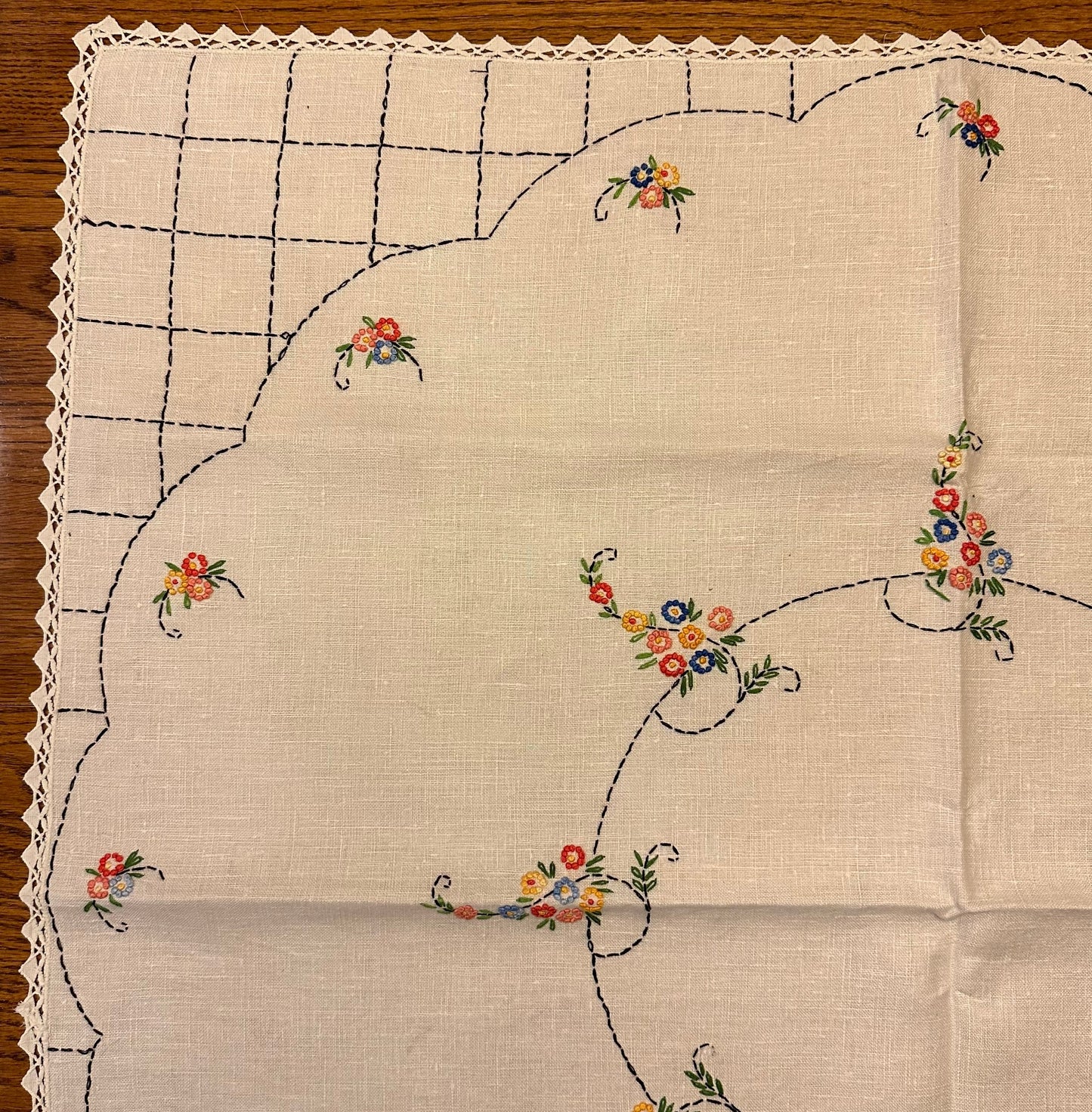 Floral Embroidered Tablecloth and 4 Matching Napkins