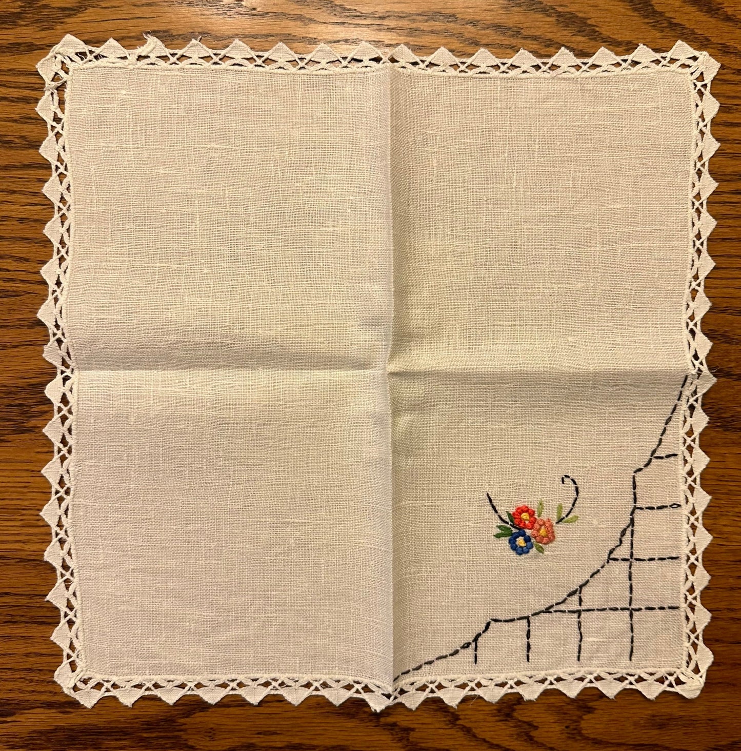 Floral Embroidered Tablecloth and 4 Matching Napkins