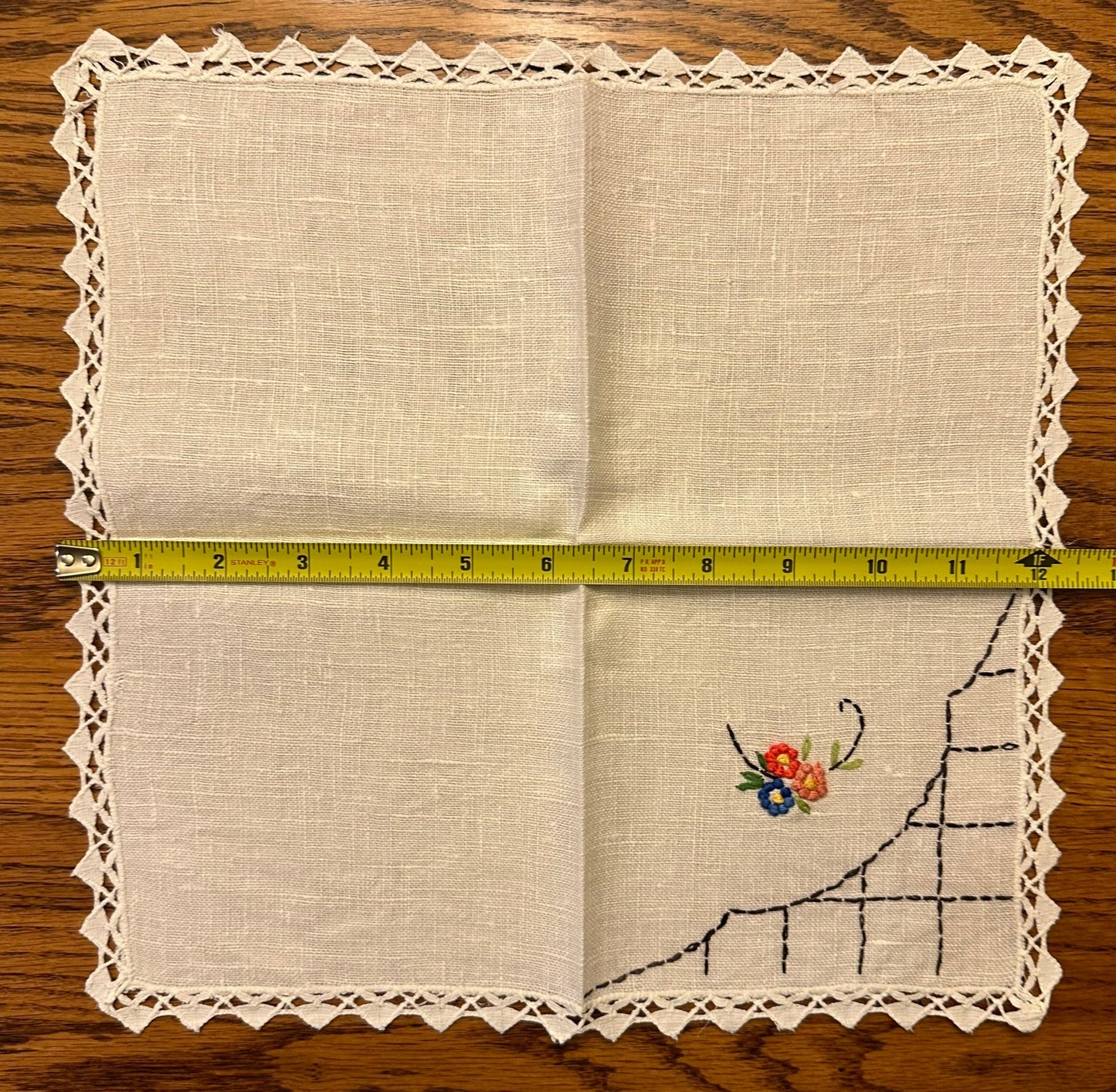 Floral Embroidered Tablecloth and 4 Matching Napkins