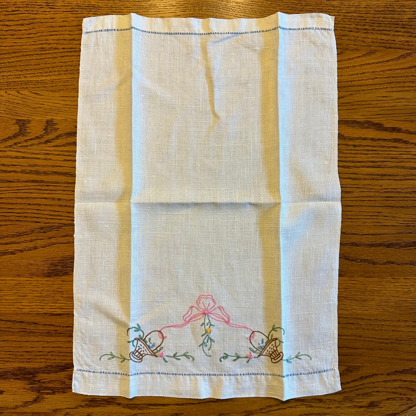 Linen Embroidered Handtowel, Baskets and Bows