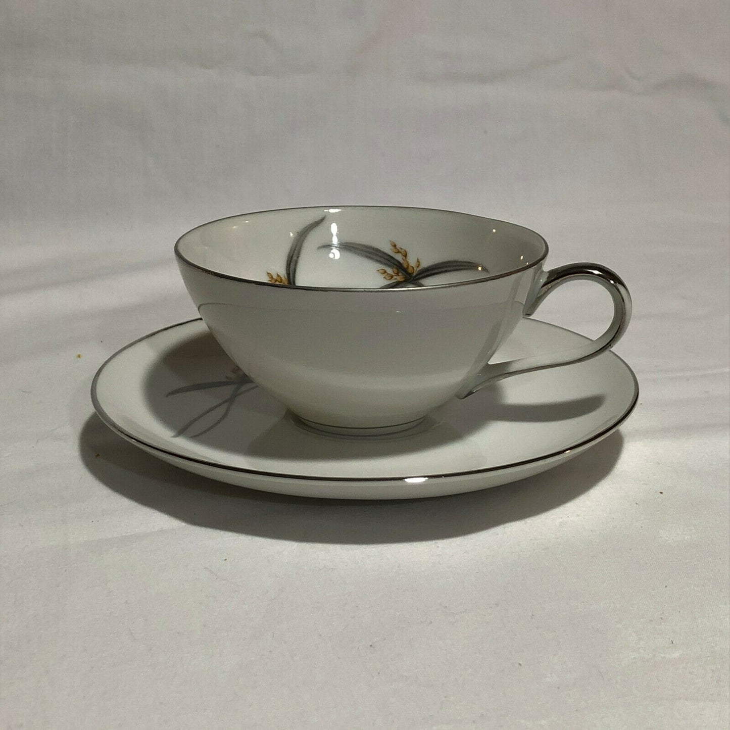 Towne China Japan-Sydelle Pattern Cups & Saucers-Set of 4 Cups + 2 Extra Cups - Nostalgia 2 Now