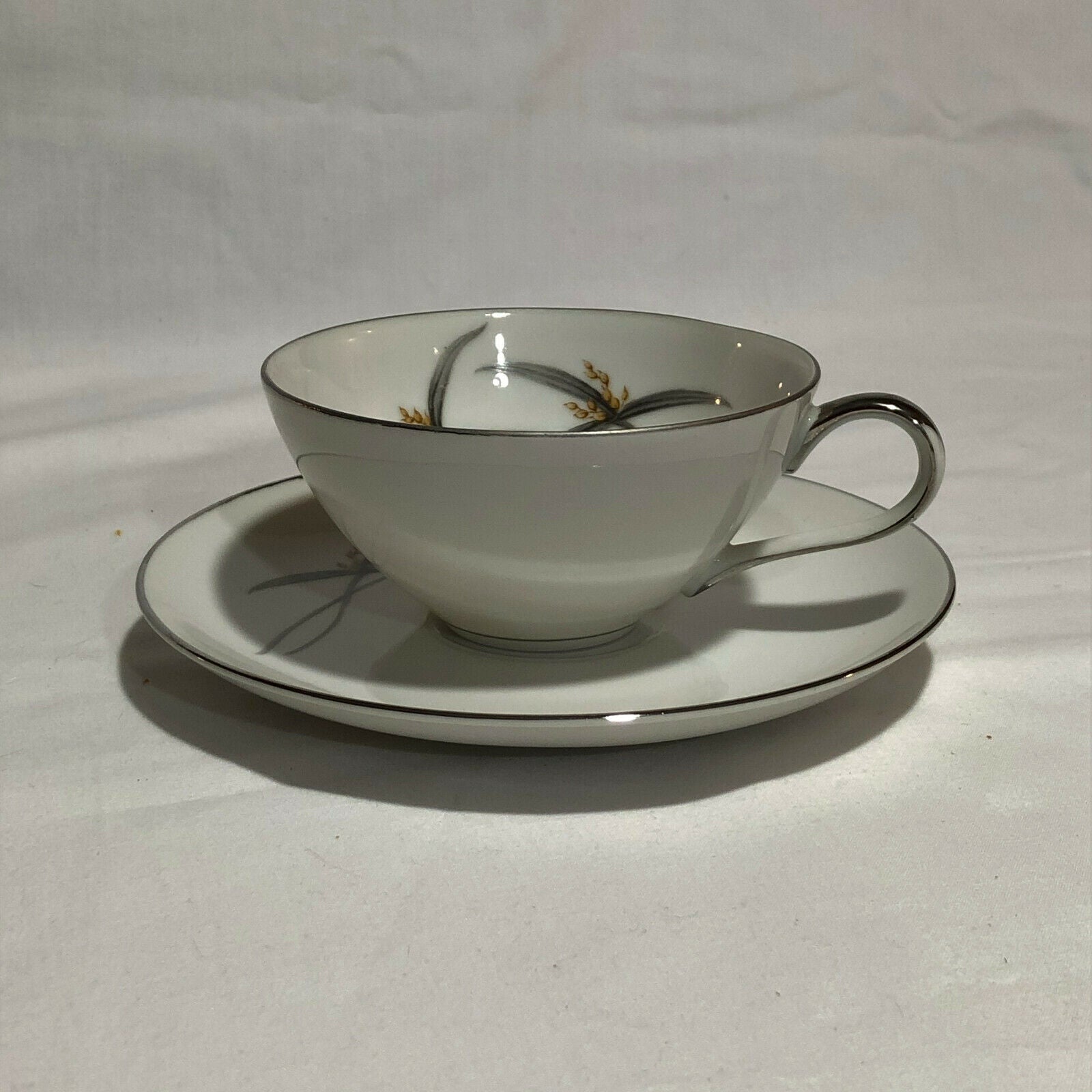 Towne China Japan-Sydelle Pattern Cups & Saucers-Set of 4 Cups + 2 Extra Cups - Nostalgia 2 Now