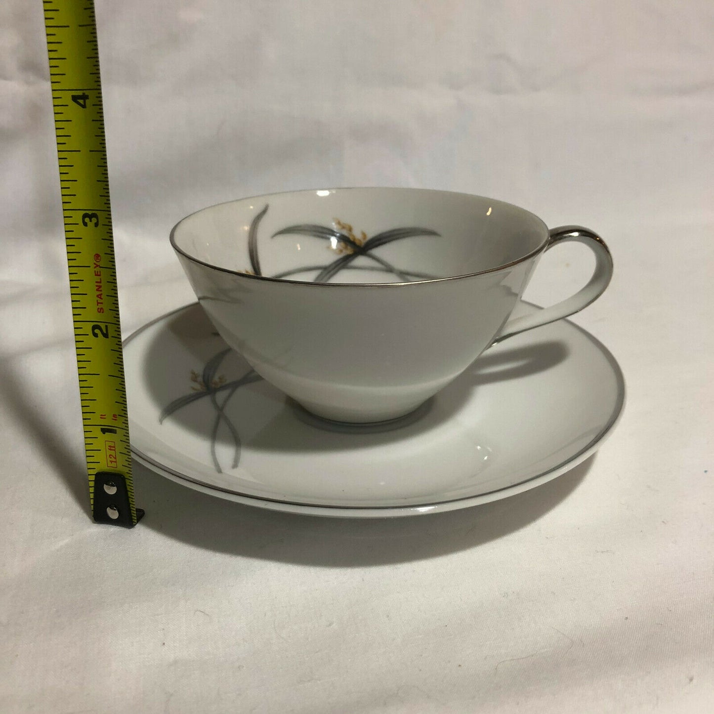 Towne China Japan-Sydelle Pattern Cups & Saucers-Set of 4 Cups + 2 Extra Cups - Nostalgia 2 Now