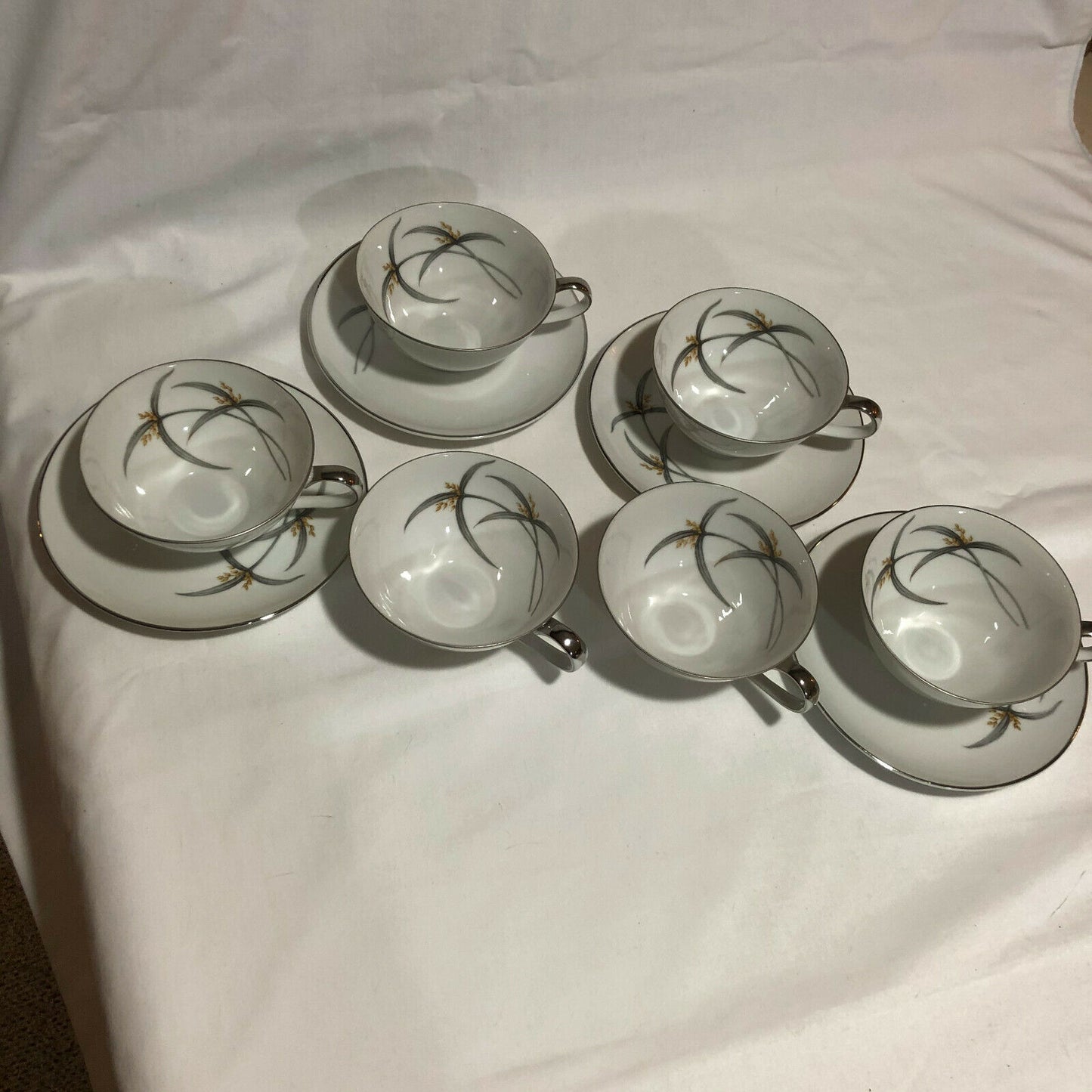 Towne China Japan-Sydelle Pattern Cups & Saucers-Set of 4 Cups + 2 Extra Cups - Nostalgia 2 Now
