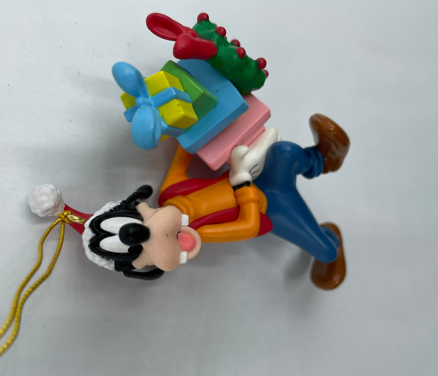 Disney Enesco Tree-rific Treasures Goofy and a Pile of Presents Christmas Ornament