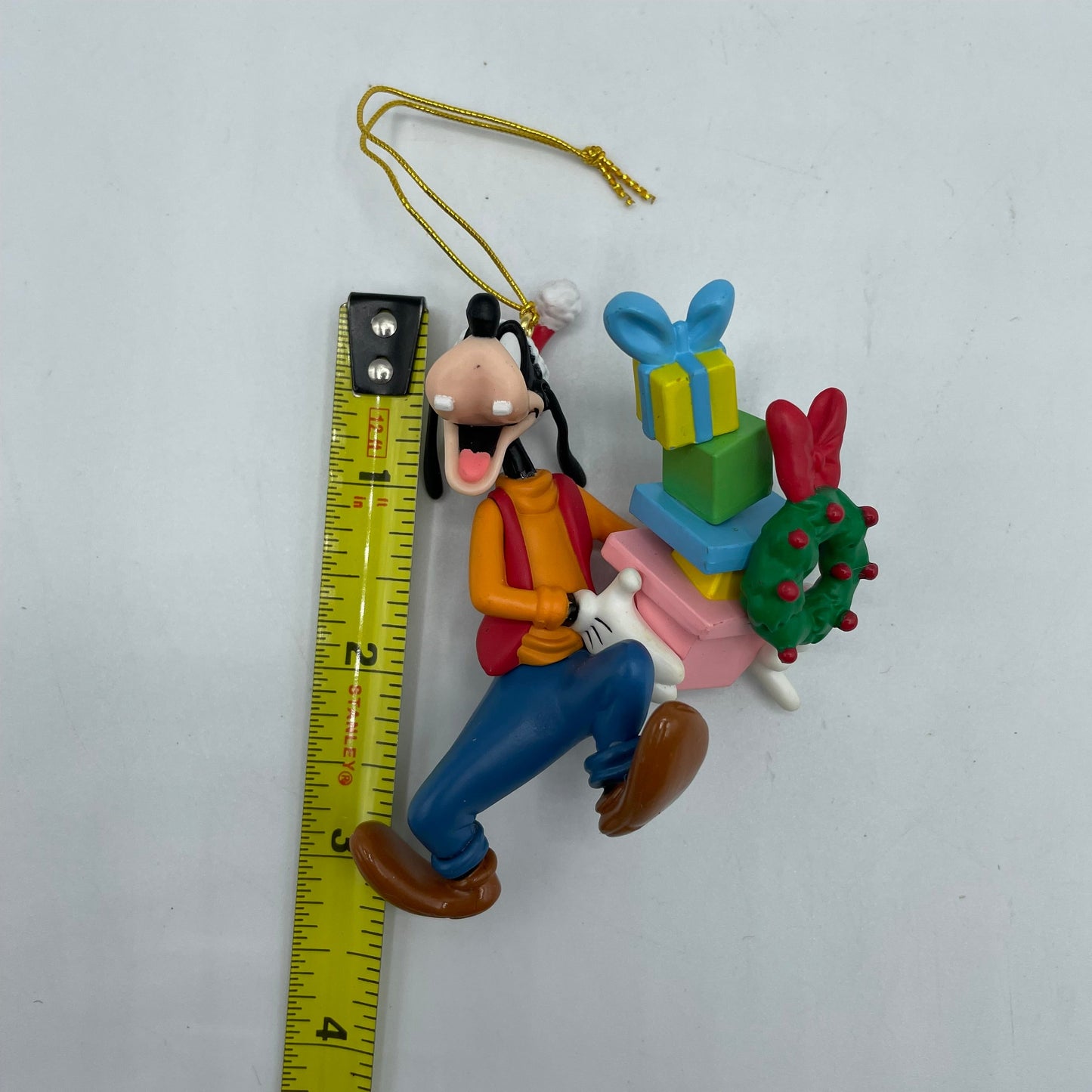 Disney Enesco Tree-rific Treasures Goofy and a Pile of Presents Christmas Ornament