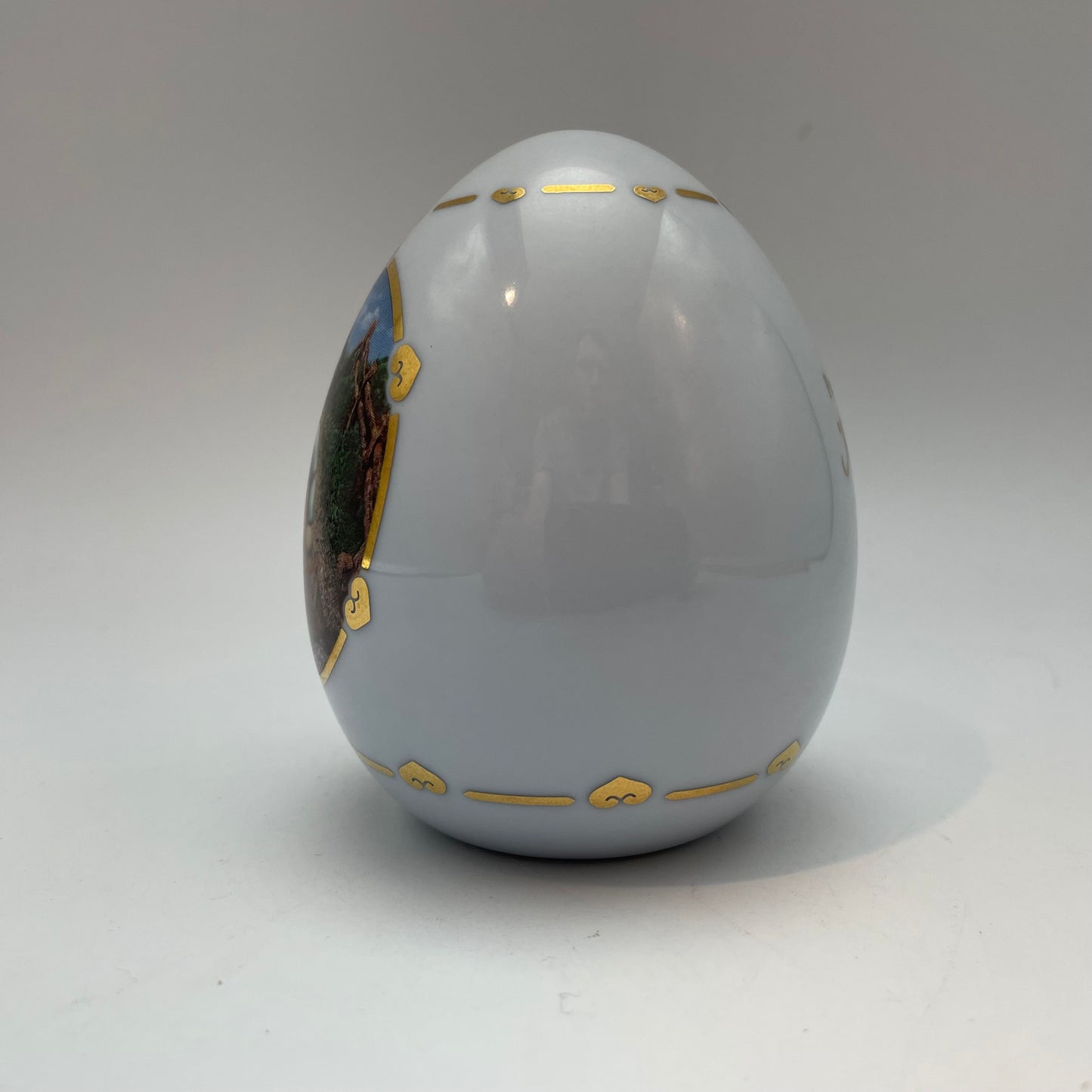 M.J. Hummel Porcelain Egg "Merry Wanderer" 1993 Danbury Mint