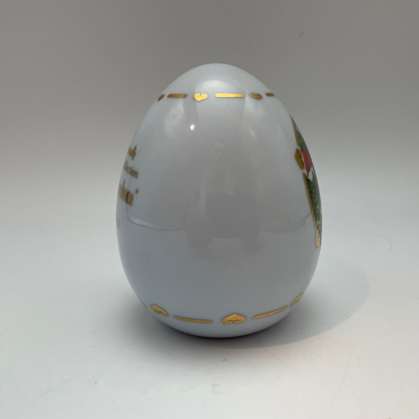 M.J. Hummel Porcelain Egg "Merry Wanderer" 1993 Danbury Mint